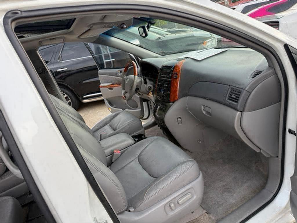 2008 Toyota Sienna - $6,500