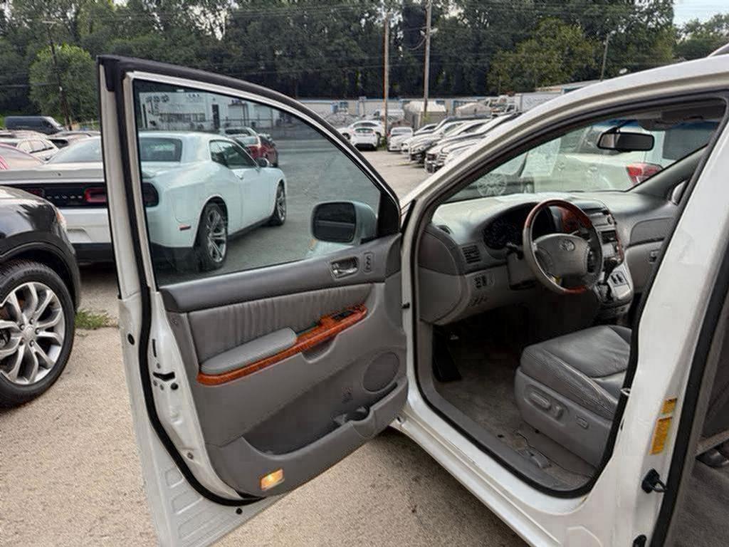 2008 Toyota Sienna - $6,500