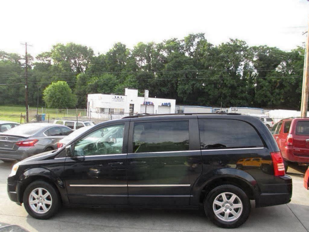 2010 Chrysler Town And Country - $5,500