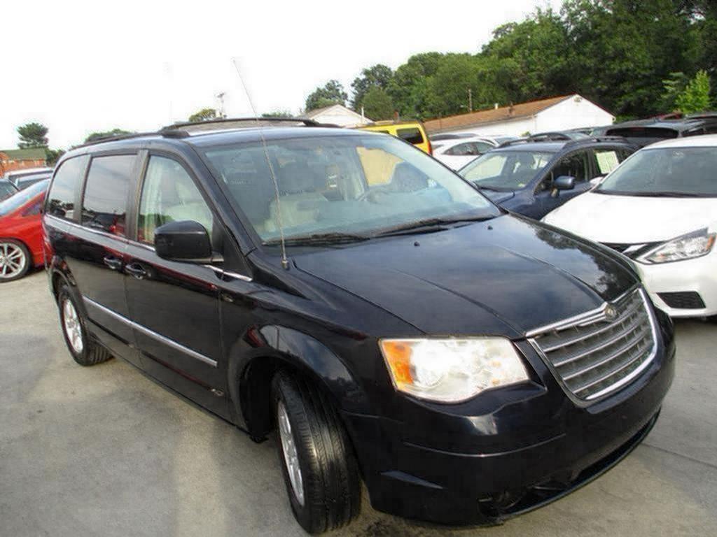 2010 Chrysler Town And Country - $5,500