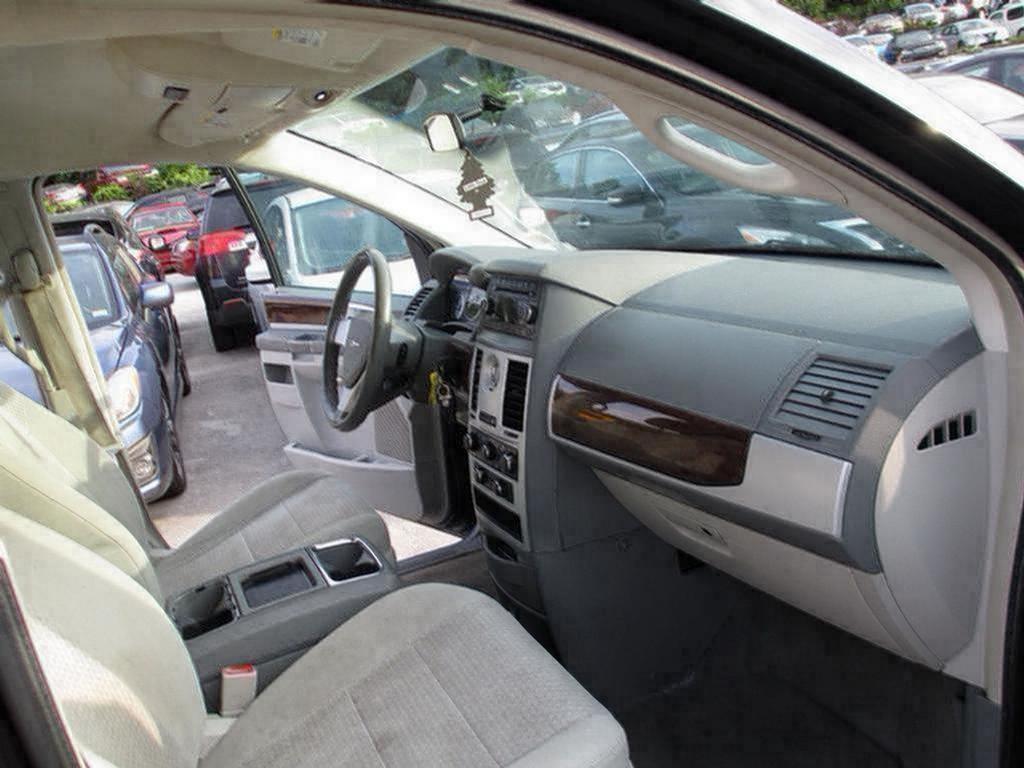 2010 Chrysler Town And Country - $5,500
