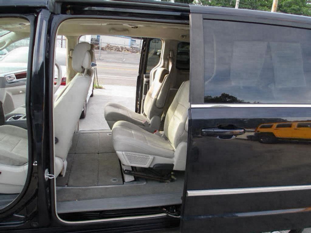 2010 Chrysler Town And Country - $5,500