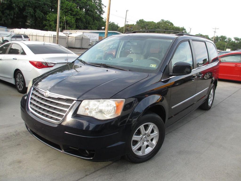 2010 Chrysler Town And Country - $5,500