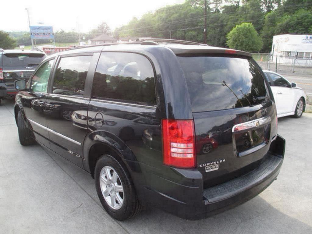 2010 Chrysler Town And Country - $5,500