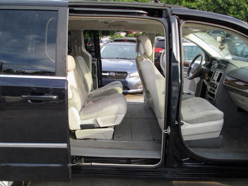 2010 Chrysler Town And Country - $5,500
