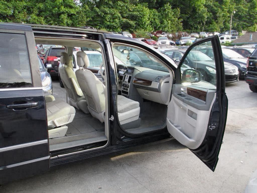 2010 Chrysler Town And Country - $5,500