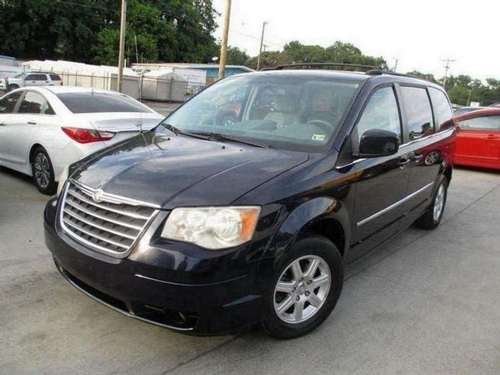 2010 Chrysler Town And Country - $5,500