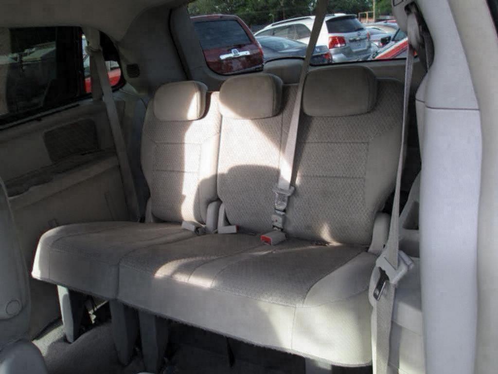 2010 Chrysler Town And Country - $5,500