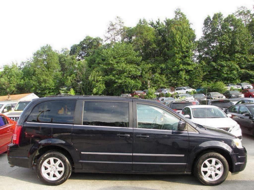 2010 Chrysler Town And Country - $5,500