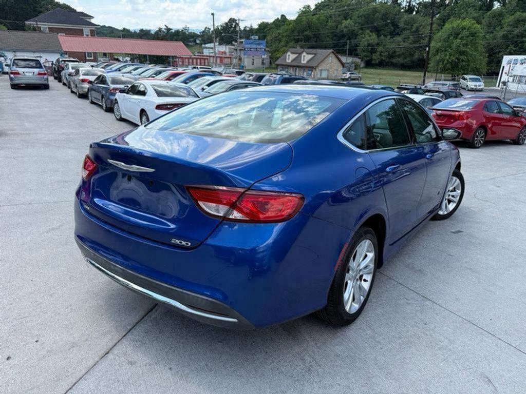 2015 Chrysler 200 - $4,500