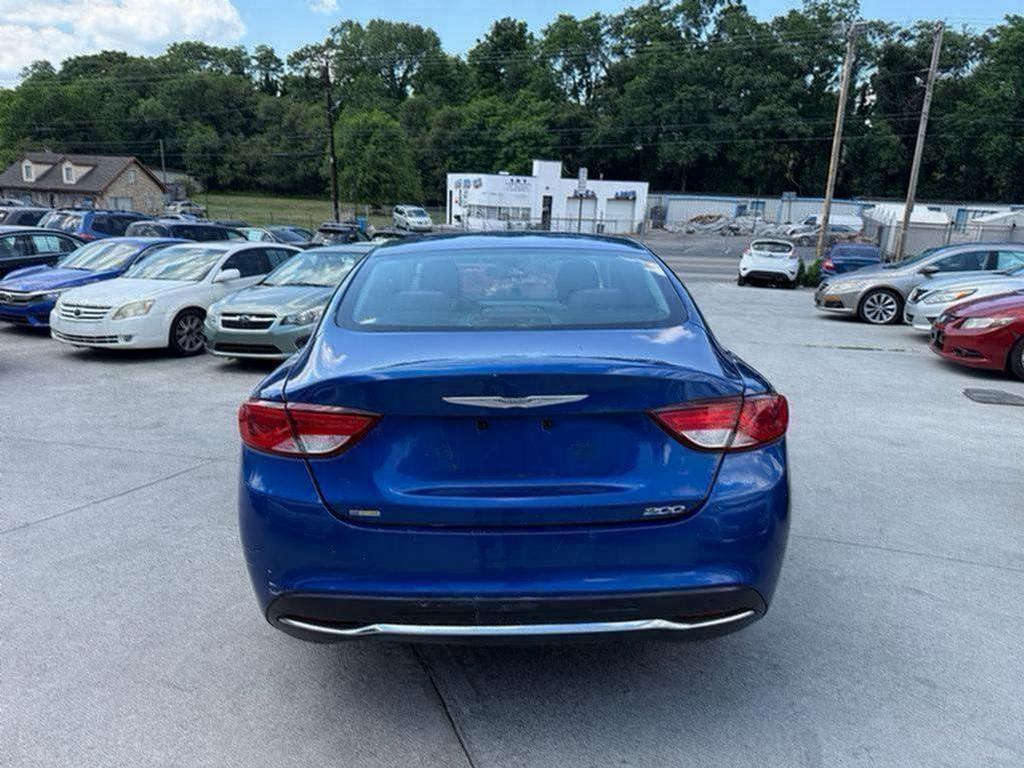 2015 Chrysler 200 - $4,500