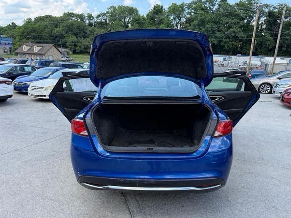 2015 Chrysler 200 - $4,500