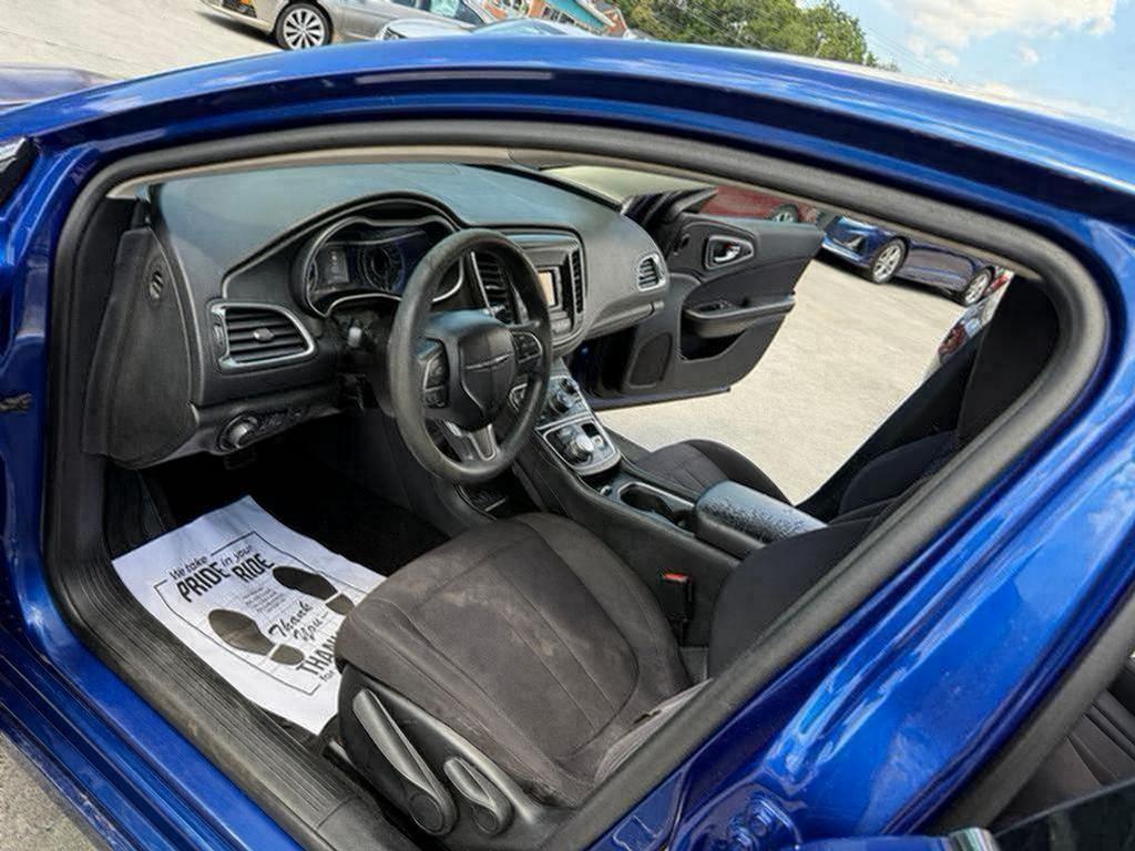 2015 Chrysler 200 - $4,500