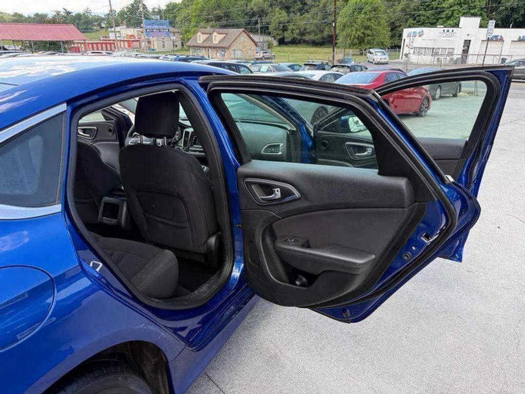 2015 Chrysler 200 - $4,500