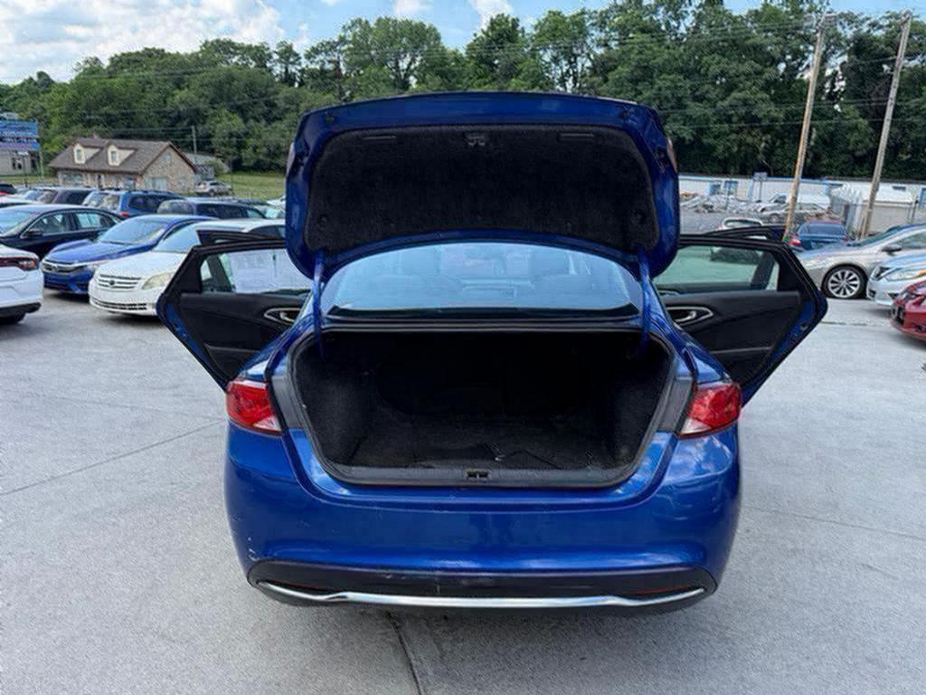 2015 Chrysler 200 - $4,500