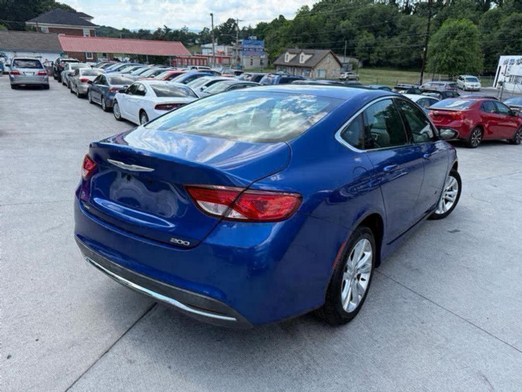2015 Chrysler 200 - $4,500
