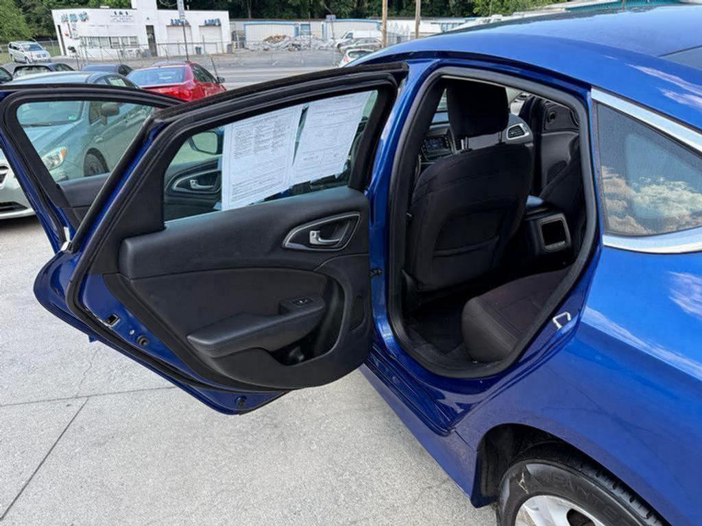 2015 Chrysler 200 - $4,500