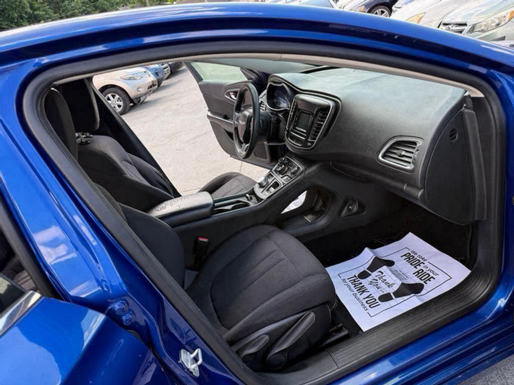 2015 Chrysler 200 - $4,500