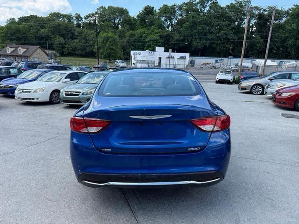 2015 Chrysler 200 - $4,500