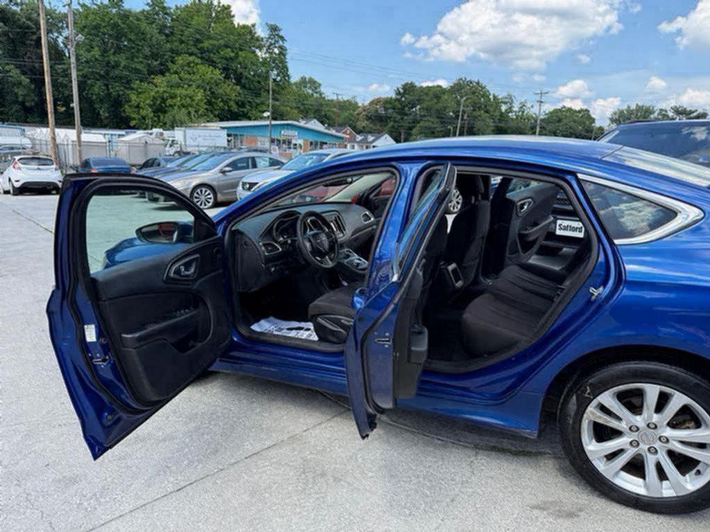 2015 Chrysler 200 - $4,500