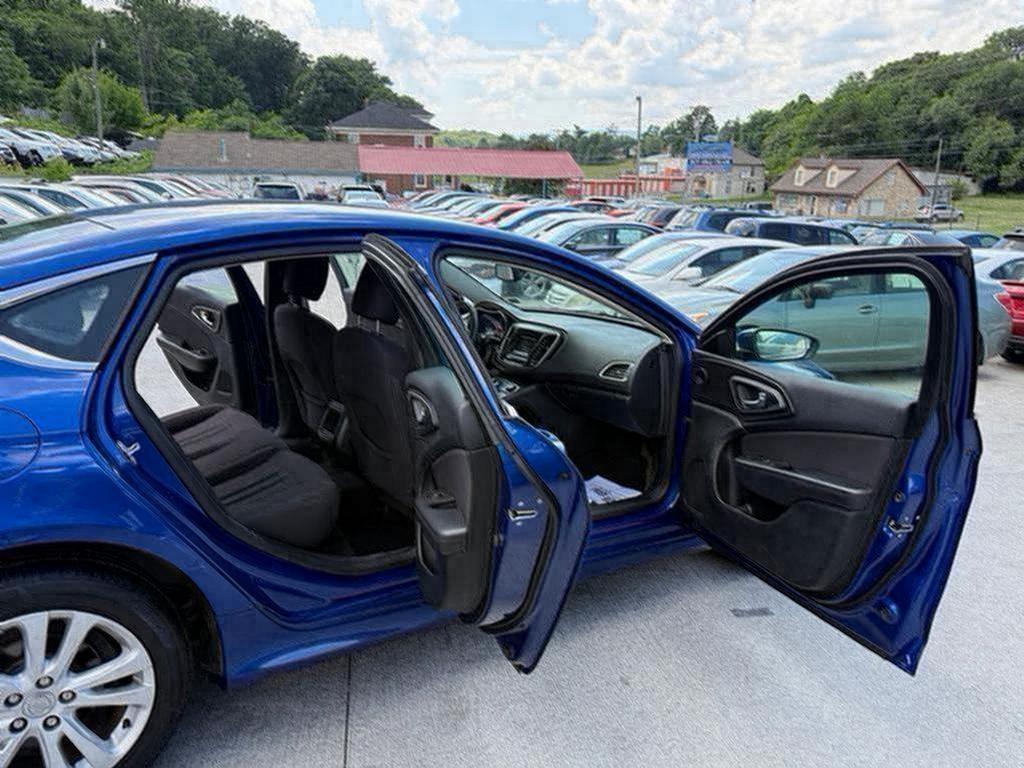 2015 Chrysler 200 - $4,500