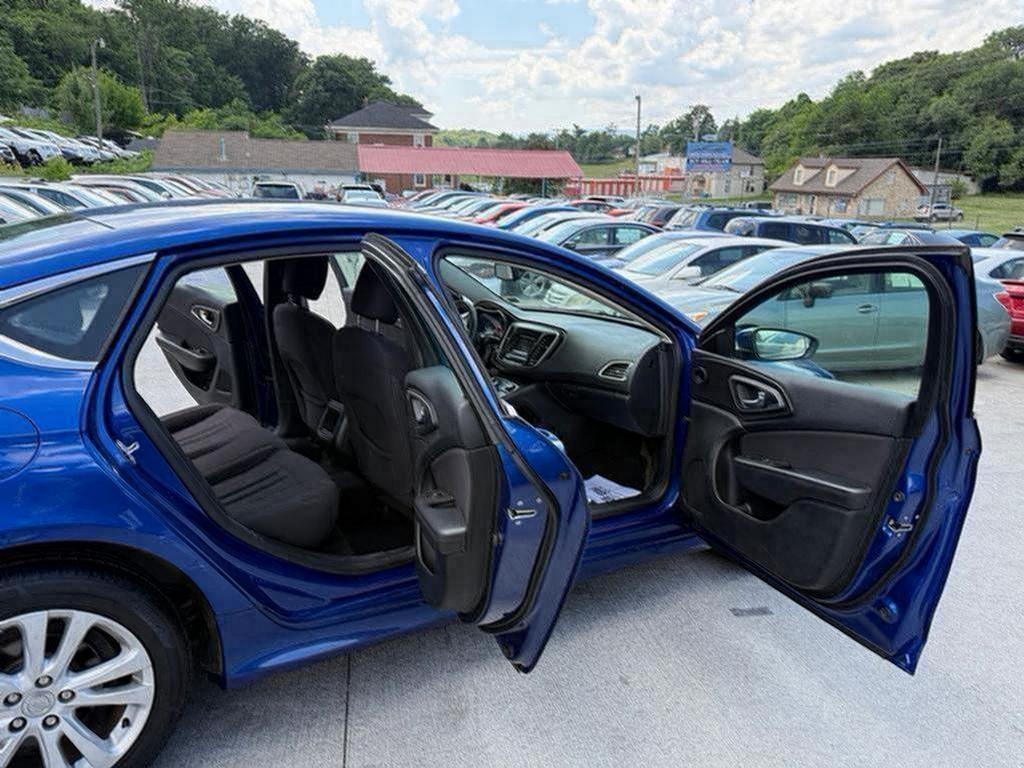 2015 Chrysler 200 - $4,500