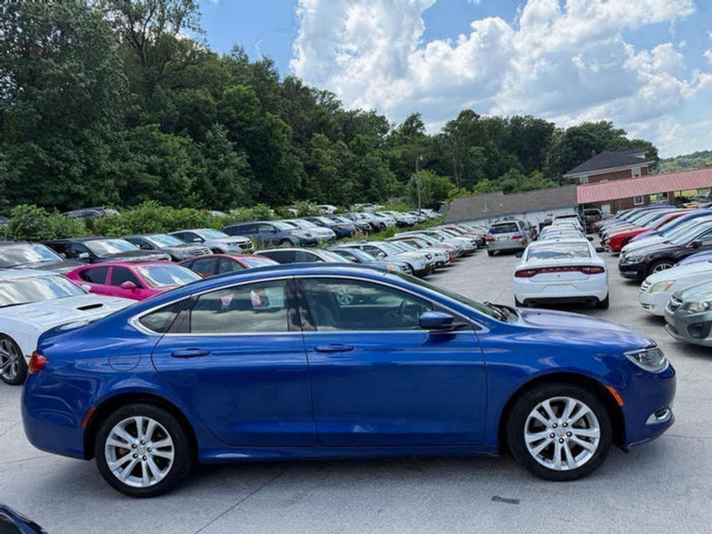 2015 Chrysler 200 - $4,500