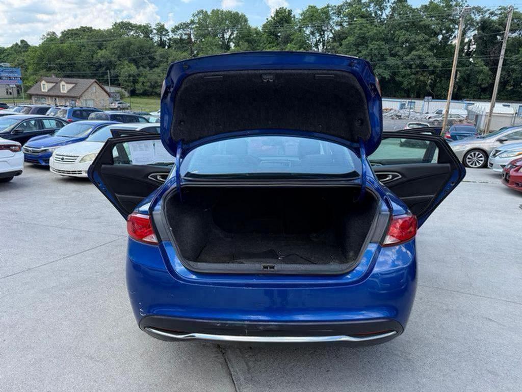 2015 Chrysler 200 - $4,500