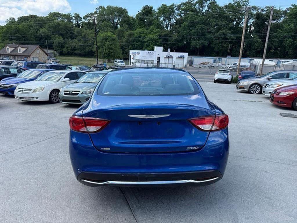 2015 Chrysler 200 - $4,500