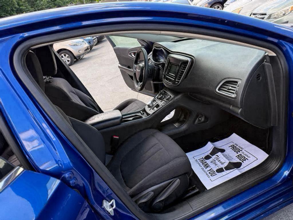 2015 Chrysler 200 - $4,500
