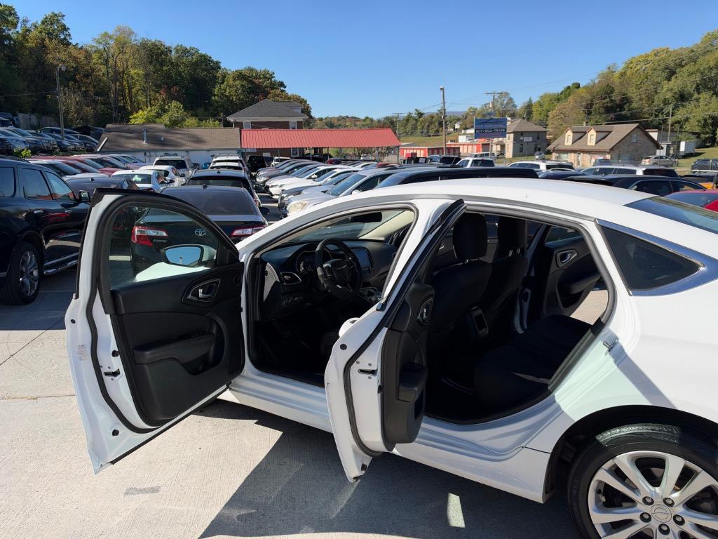 2015 Chrysler 200 - $5,900