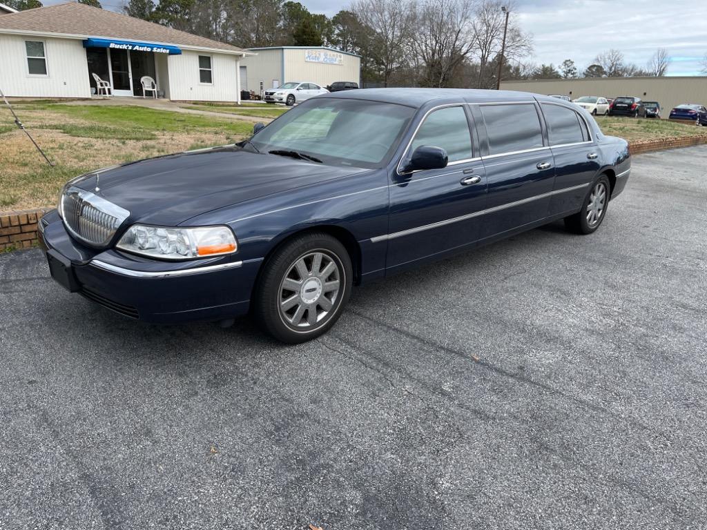 2005 Lincoln Town Car Executive photo