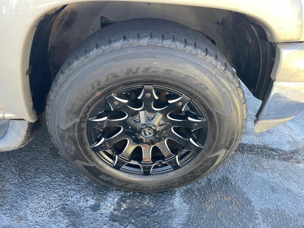 2004 Chevrolet Tahoe LS photo