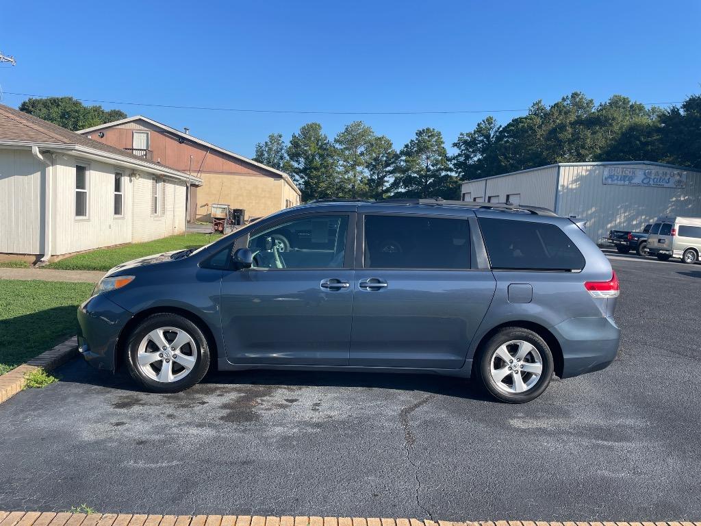 2014 Toyota Sienna - $11,995