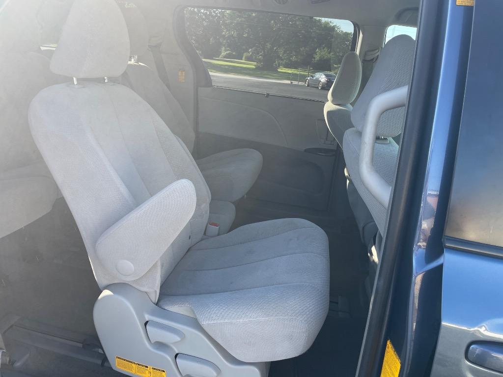 2014 Toyota Sienna - $11,995