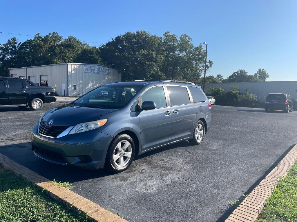 2014 Toyota Sienna - $11,995