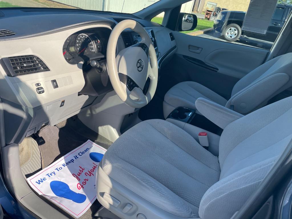 2014 Toyota Sienna - $11,995