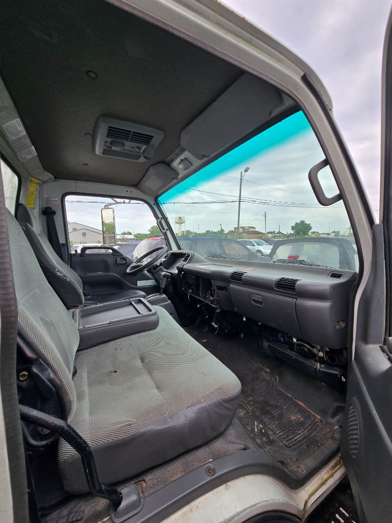 2005 Isuzu npr  - $5,950