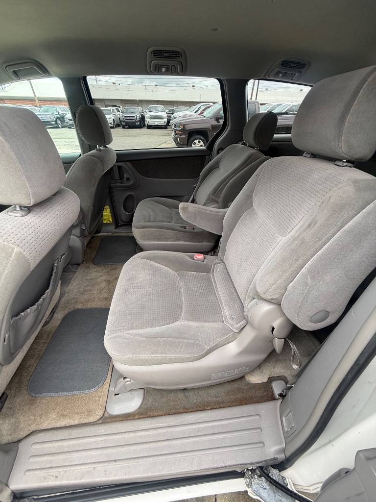 2006 Toyota Sienna - $5,950