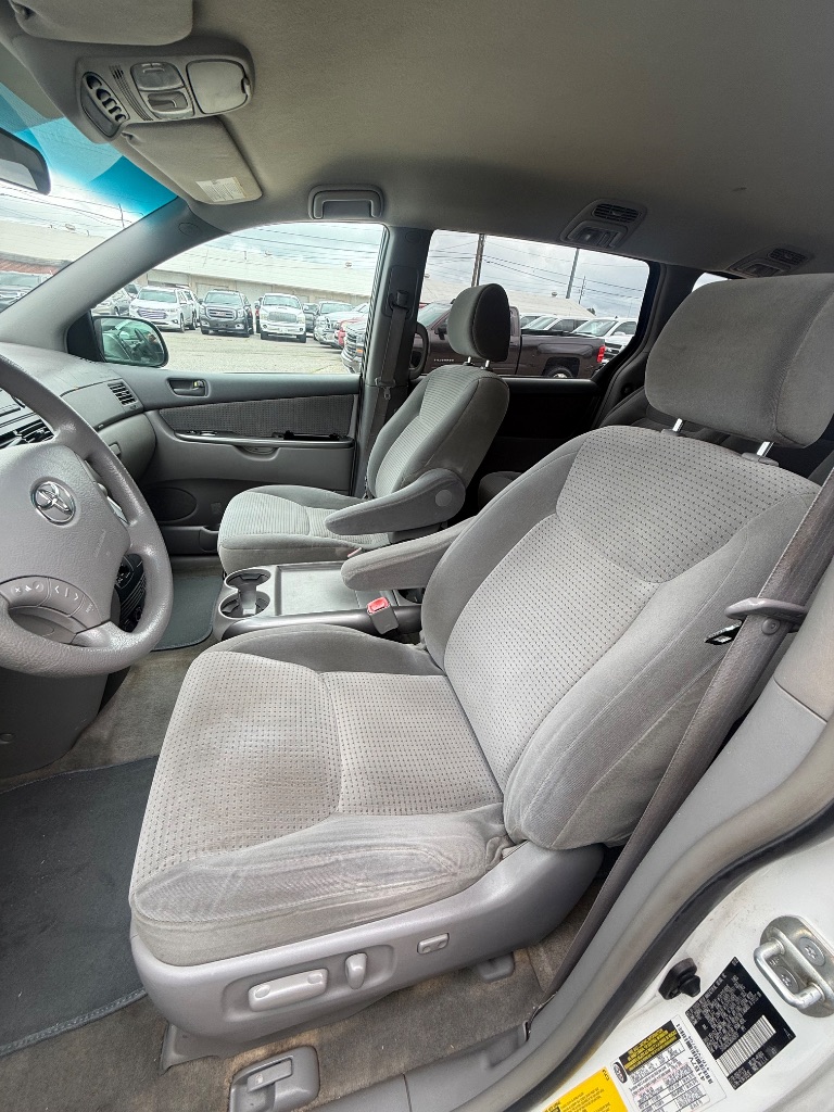 2006 Toyota Sienna - $5,950