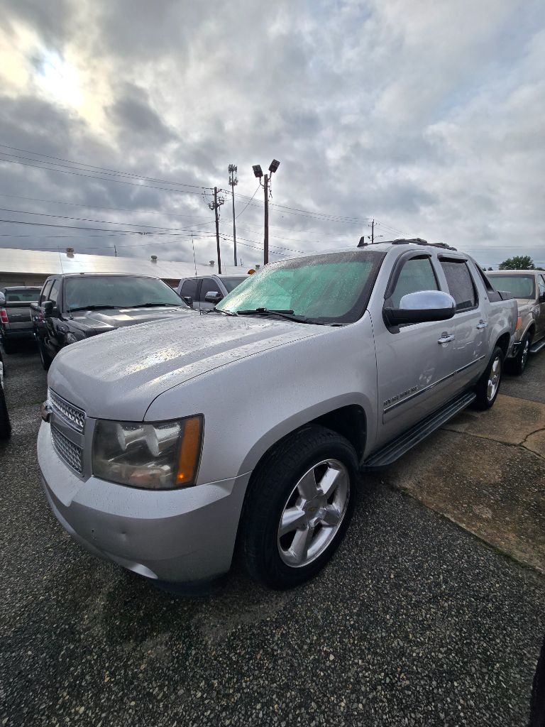 2011 Chevrolet Avalanche - $16,950