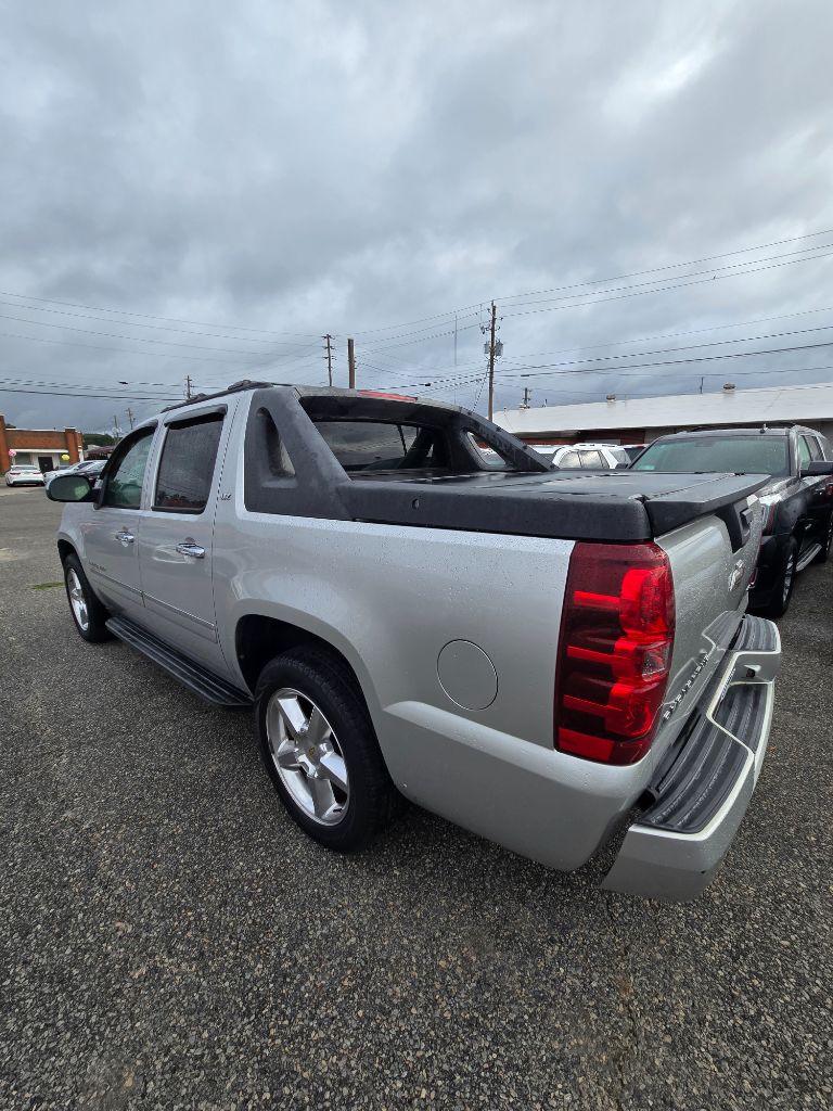 2011 Chevrolet Avalanche - $16,950