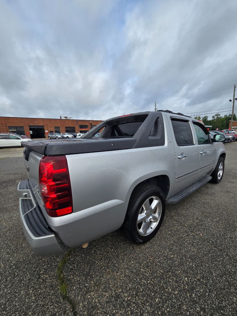2011 Chevrolet Avalanche - $16,950