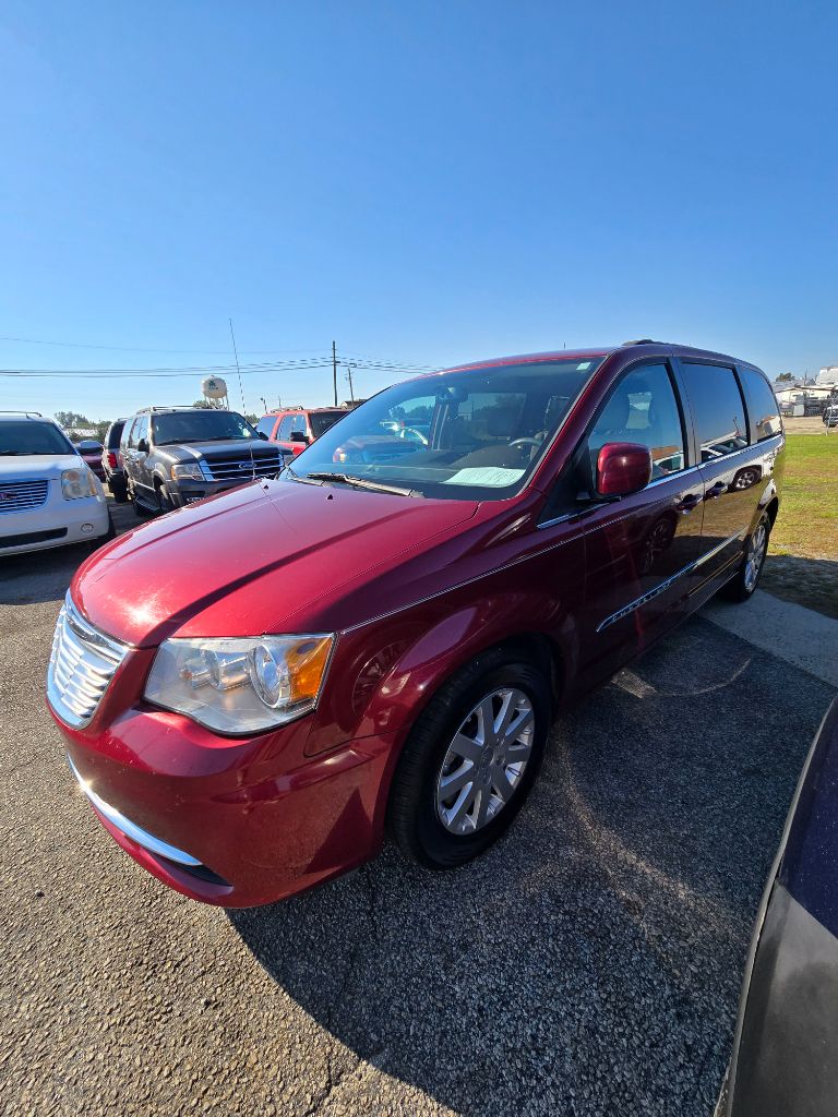 2016 Chrysler Town And Country - $7,950