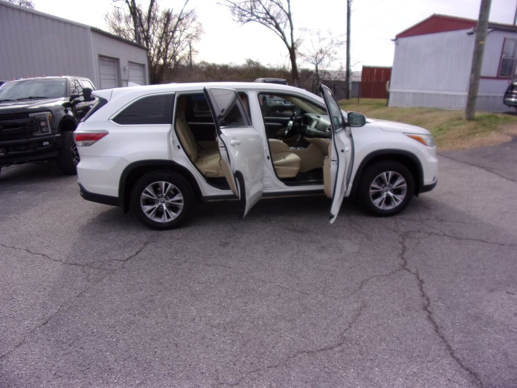 2016 Toyota Highlander LE photo