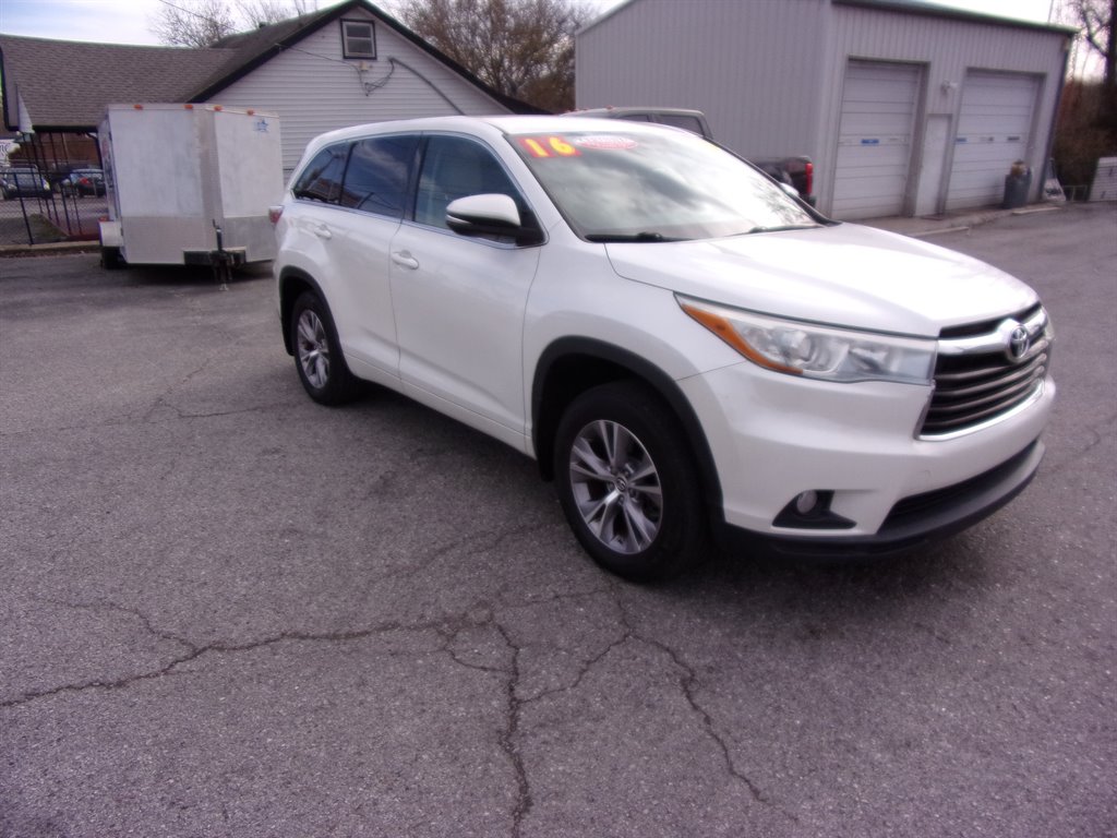 2016 Toyota Highlander LE photo