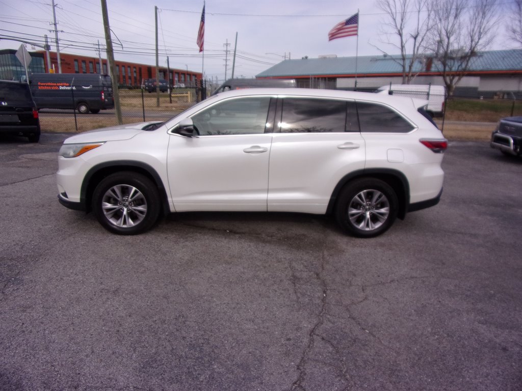 2016 Toyota Highlander LE photo