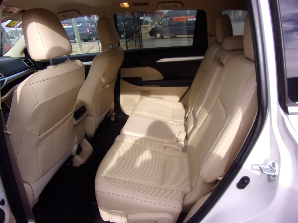 2016 Toyota Highlander LE photo