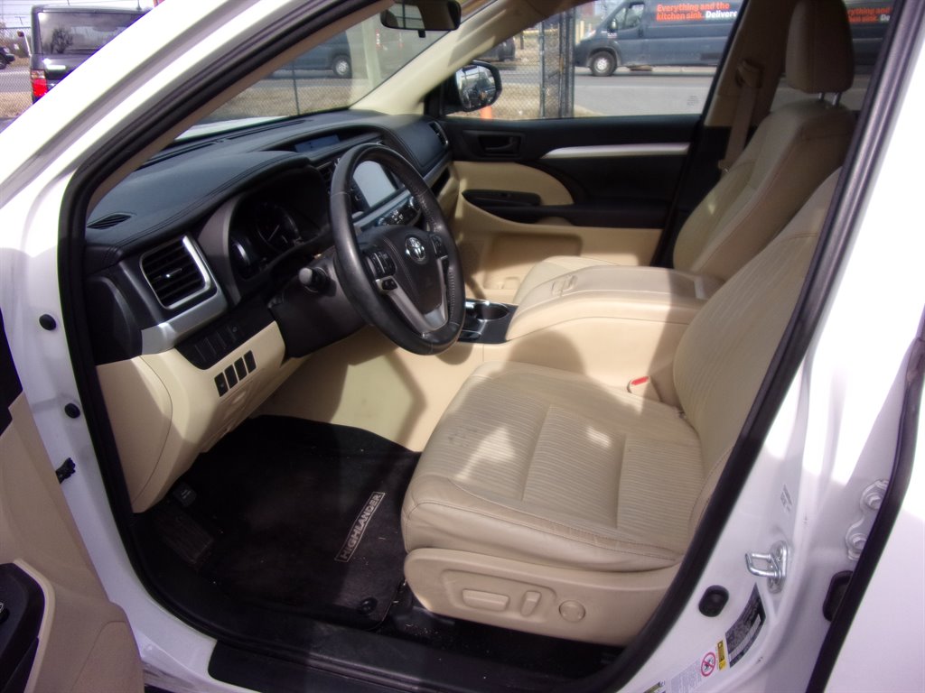 2016 Toyota Highlander LE photo