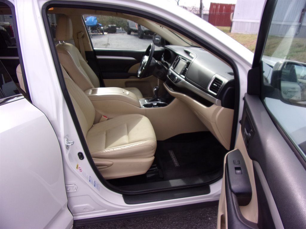 2016 Toyota Highlander LE photo